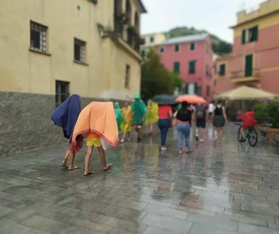 Turisti alle Cinque Terre sotto la pioggia