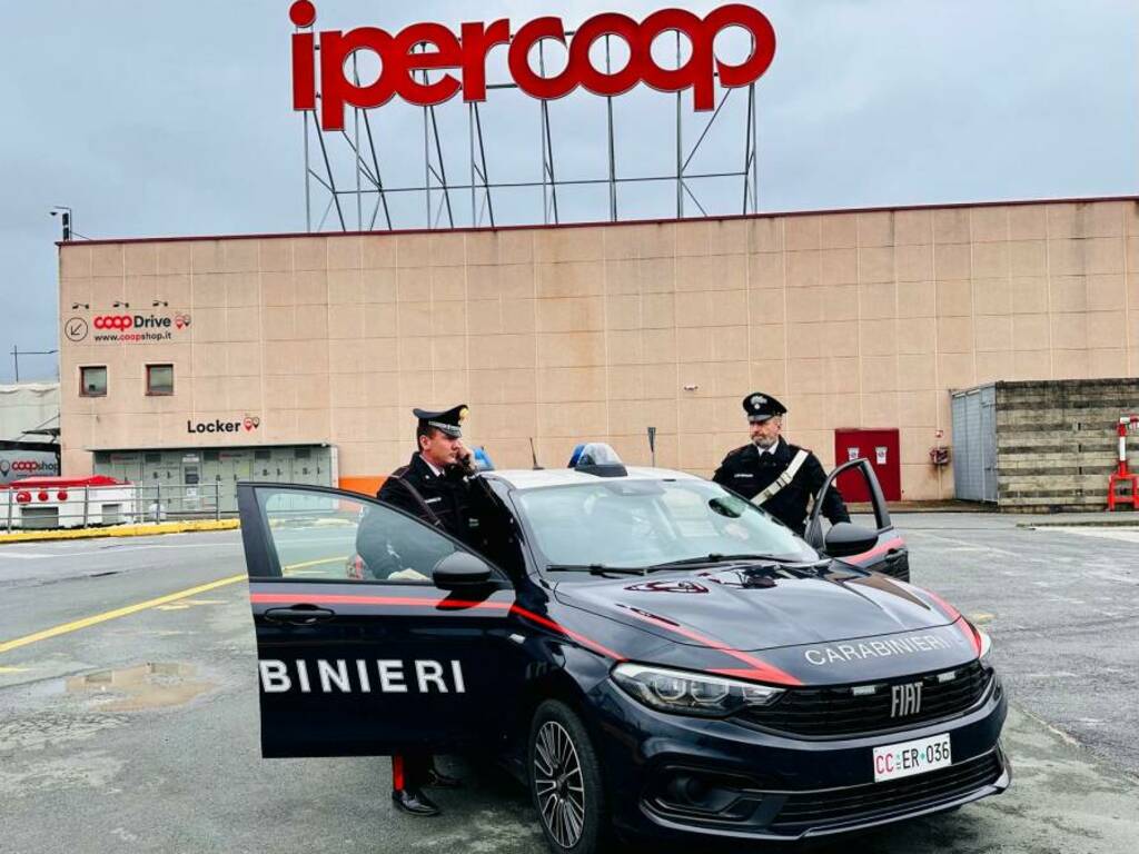 Carabinieri davanti all'Ipercoop a Sarzana