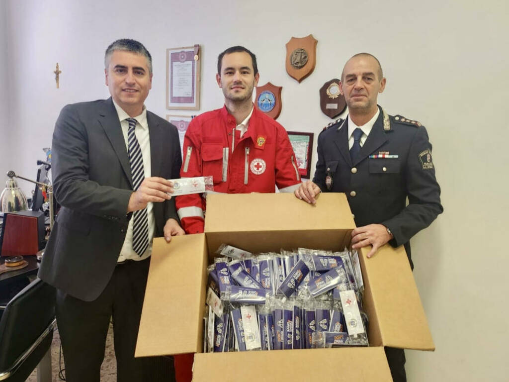 Guerri e Bertoneri consegnano etilometri alla Croce Rossa