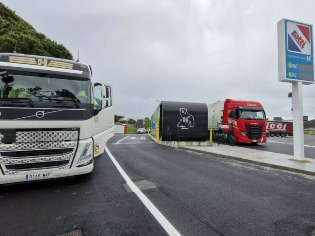 L'inaugurazione del nuovo impianto Gnl al Truck village degli Stagnoni