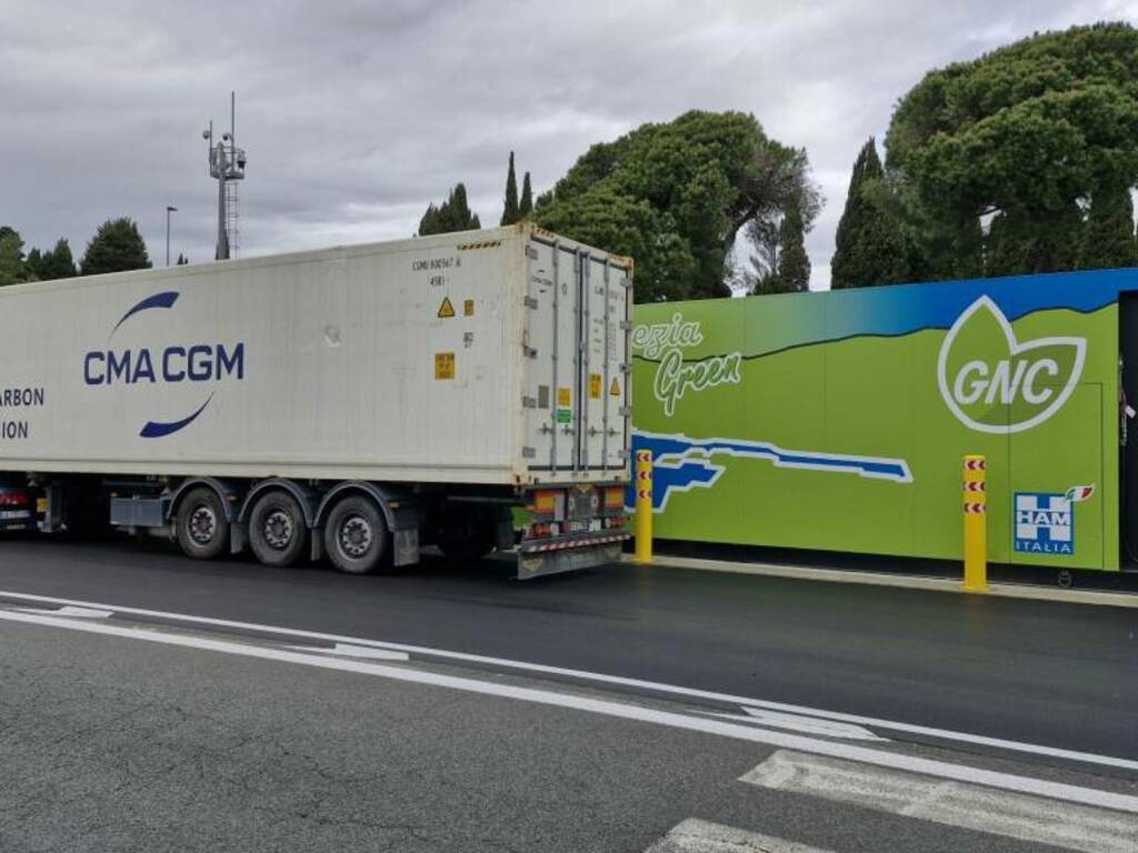 L'inaugurazione del nuovo impianto Gnl al Truck village degli Stagnoni