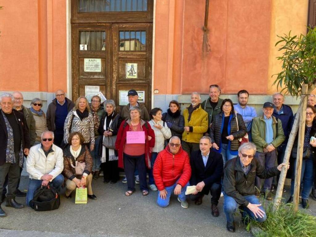 Protesta davanti al centro anziani "Siamo stufi di essere pazienti"