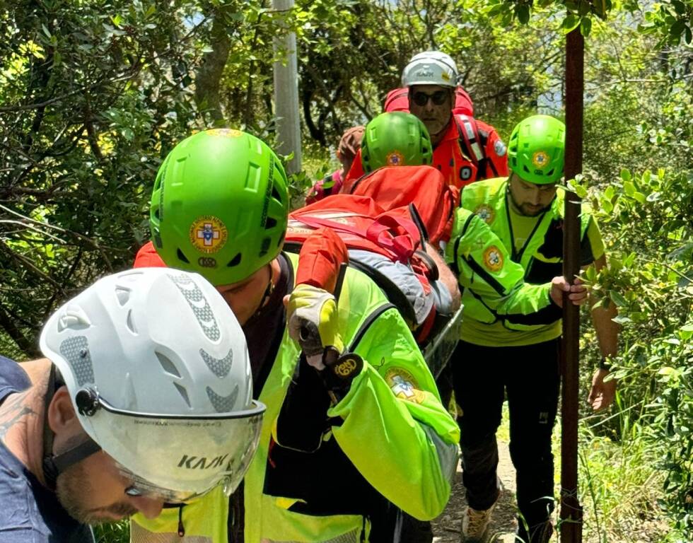 Soccorso Alpino, Vigili del fuoco e soccorritori impegnati in un soccorso alle Cinque Terre