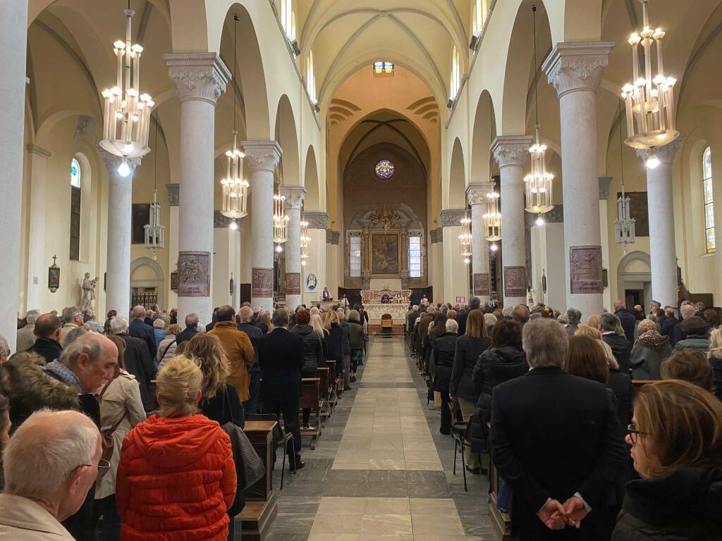 Una grande folla partecipa ai funerali di Francesco Vaccarone