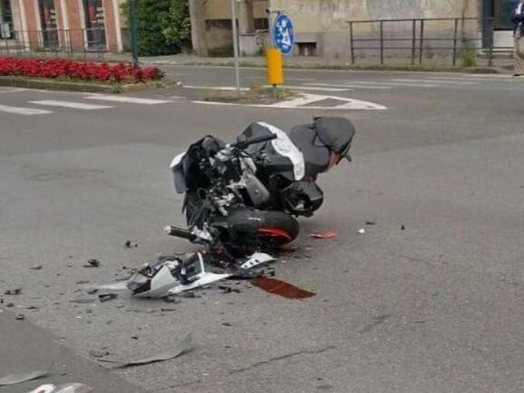 Incidente stradale tra Via Carducci e Corso Nazionale