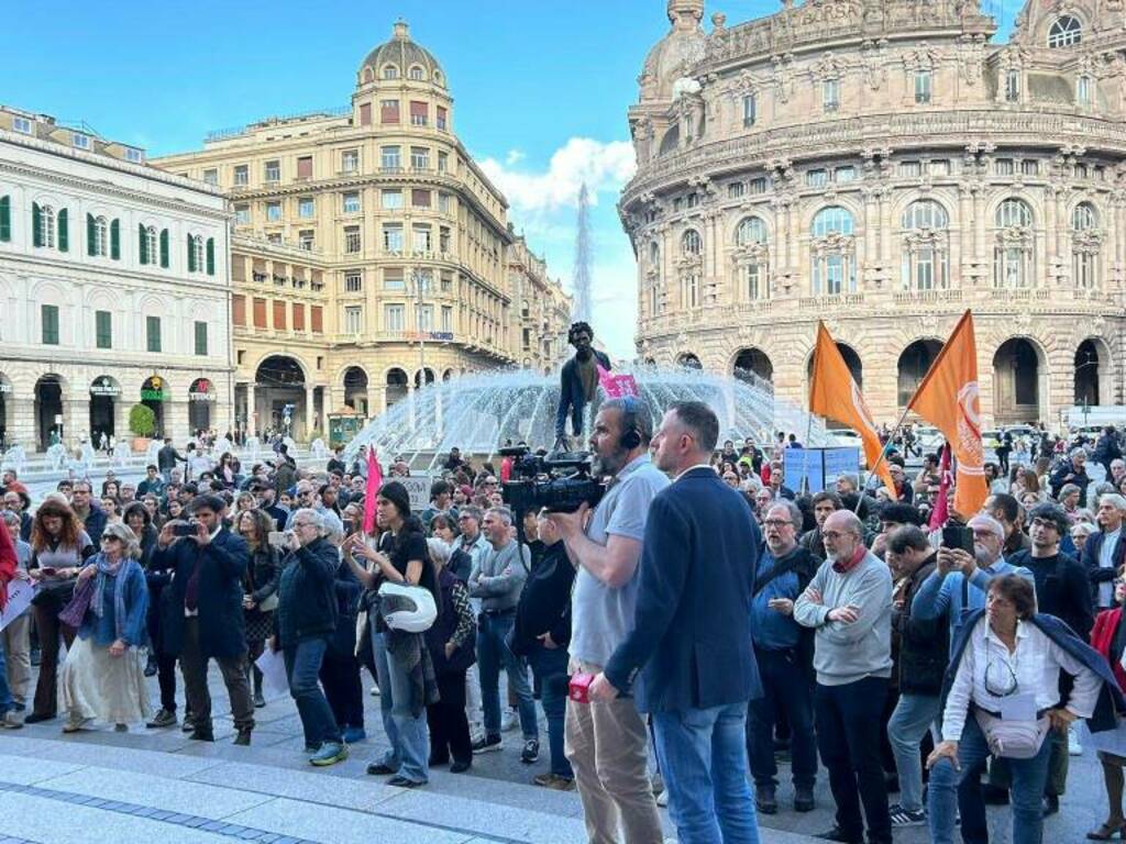 La manifestazione per chiedere le dimissioni di Giovanni Toti