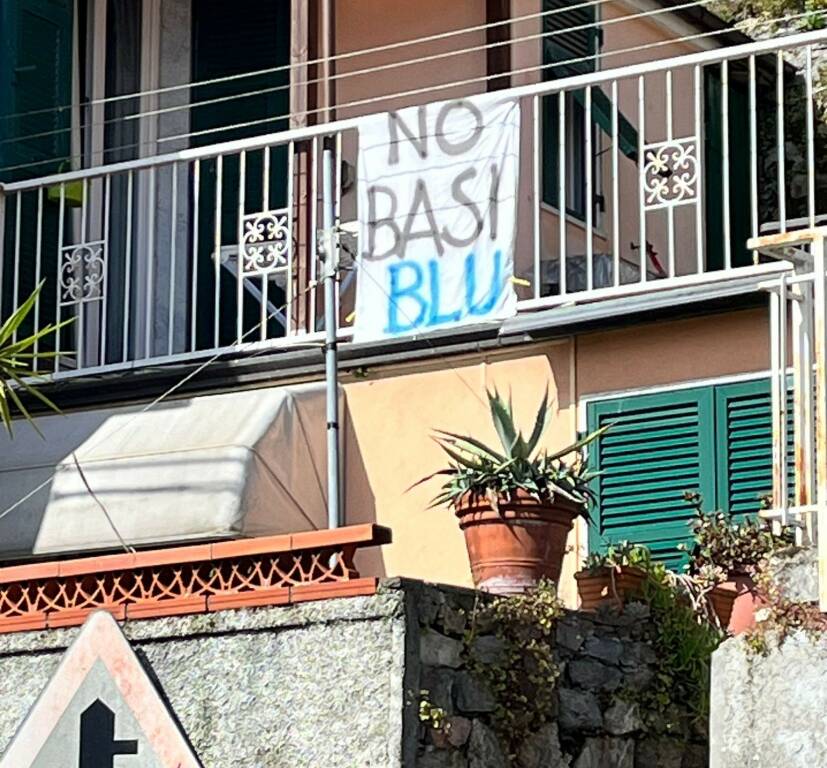 Marola, gli abitanti espongono "No Basi blu" da balconi e finestre