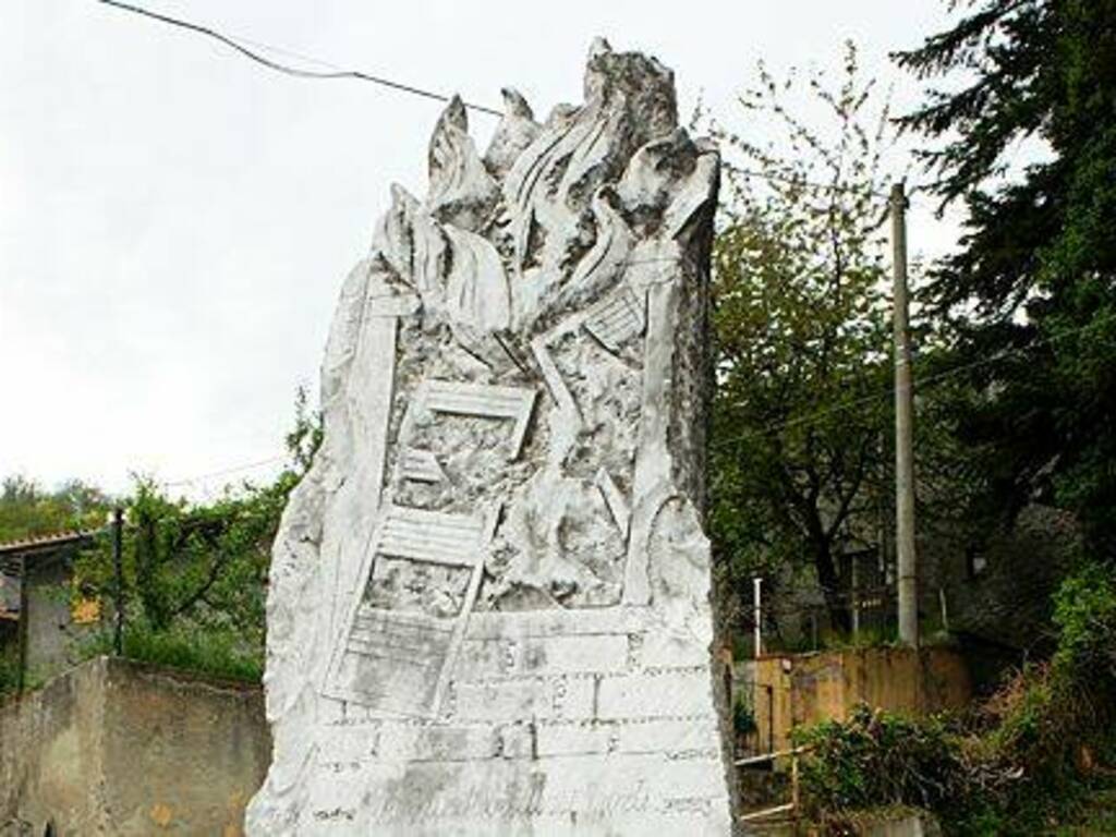 Mommio, monumento ai martiri dell'eccidio del 4-5 maggio 1944 (foto archivio Sezione ANPI Casola-Fivizzano)