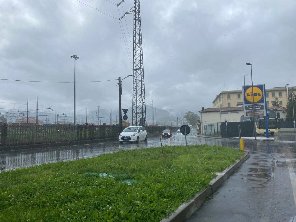 Via Fontevivo sotto la pioggia